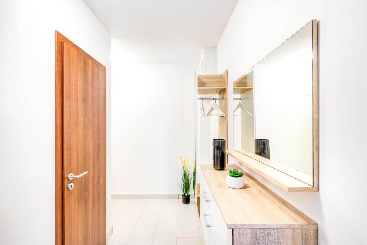 בודפשט Modern Apartment With Free Garage And Balcony In The Downtown מראה חיצוני תמונה