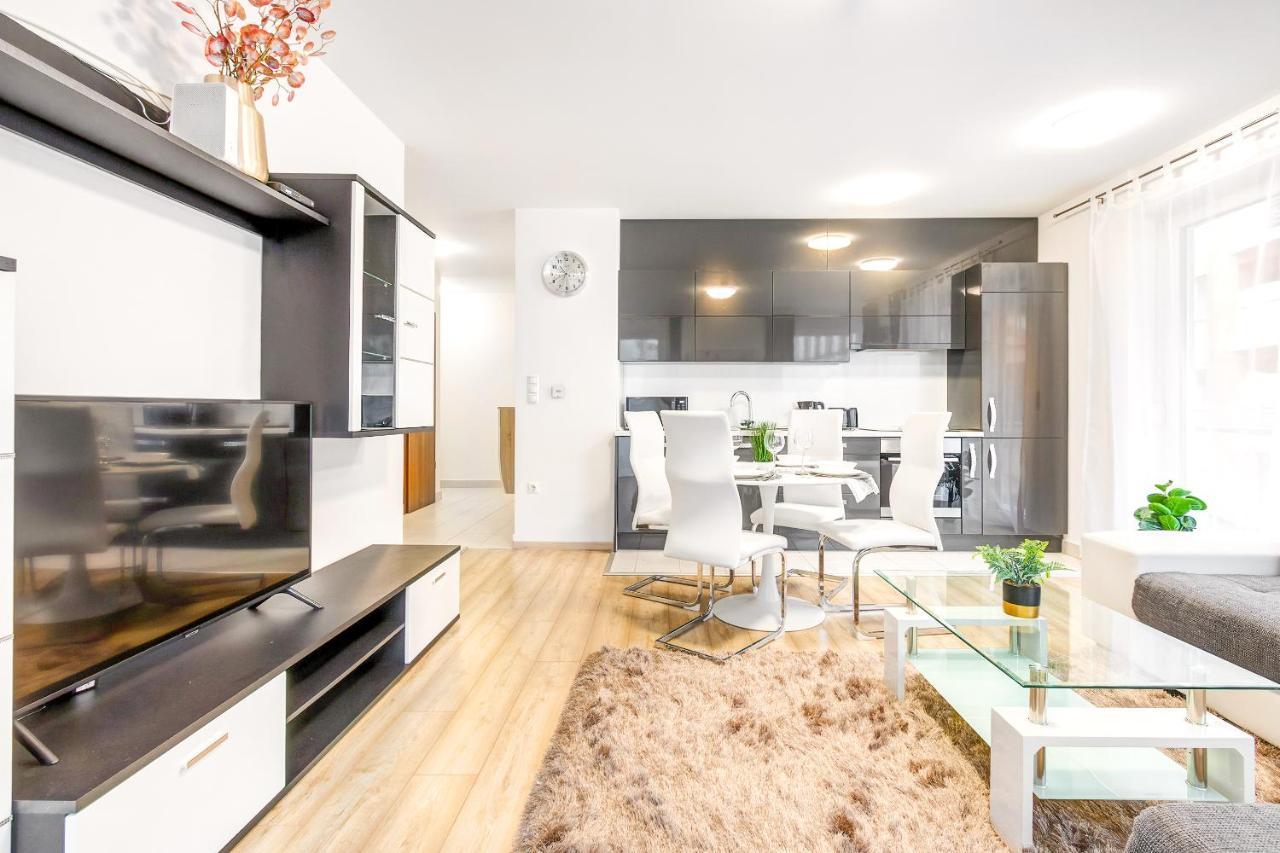בודפשט Modern Apartment With Free Garage And Balcony In The Downtown מראה חיצוני תמונה