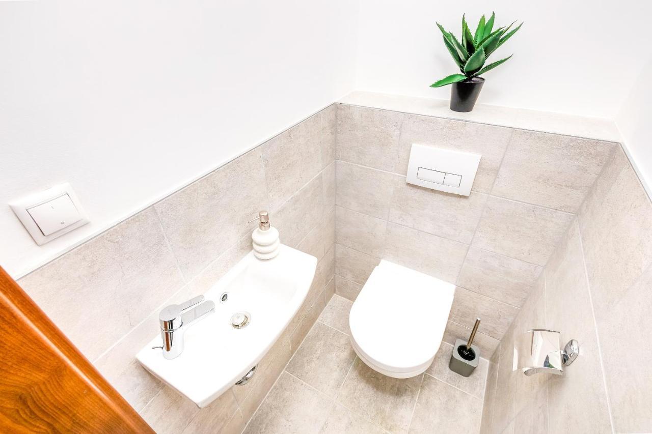 בודפשט Modern Apartment With Free Garage And Balcony In The Downtown מראה חיצוני תמונה
